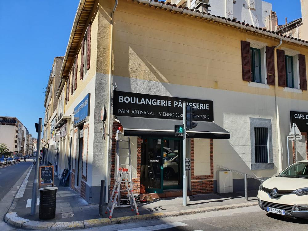 store banne